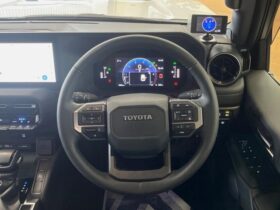 
									TOYOTA Land Cruiser Wagon VX Pearl White 2024′ 9OIES full								