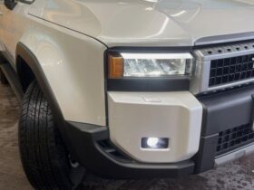 
									TOYOTA Land Cruiser Wagon VX Pearl White 2024′ 9OIES full								