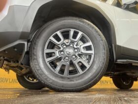 
									TOYOTA Land Cruiser Wagon VX Pearl White 2024′ 9OIES full								