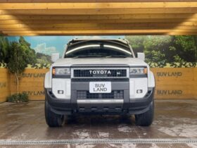 
									TOYOTA Land Cruiser Wagon VX Pearl White 2024′ 9OIES full								