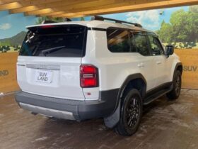 
									TOYOTA Land Cruiser Wagon VX Pearl White 2024′ 9OIES full								