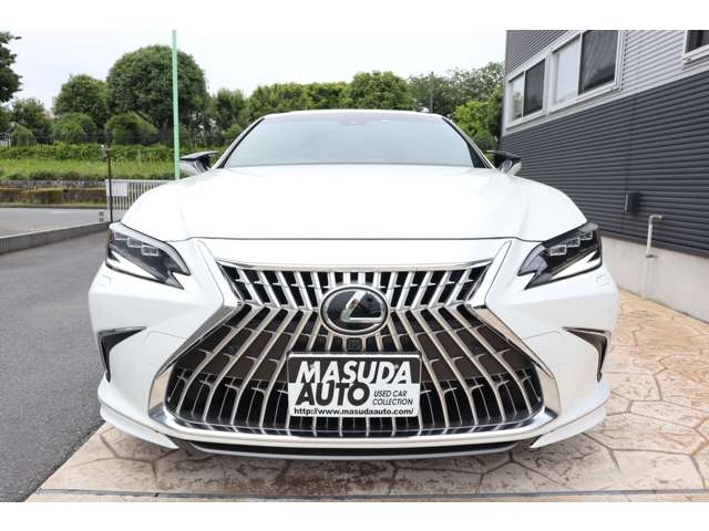 Lexus ES Graceful Escort Pearl White 2023′ 9SUD4