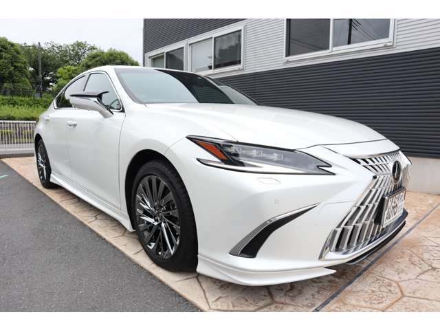 Lexus ES Graceful Escort Pearl White 2023′ 9SUD4