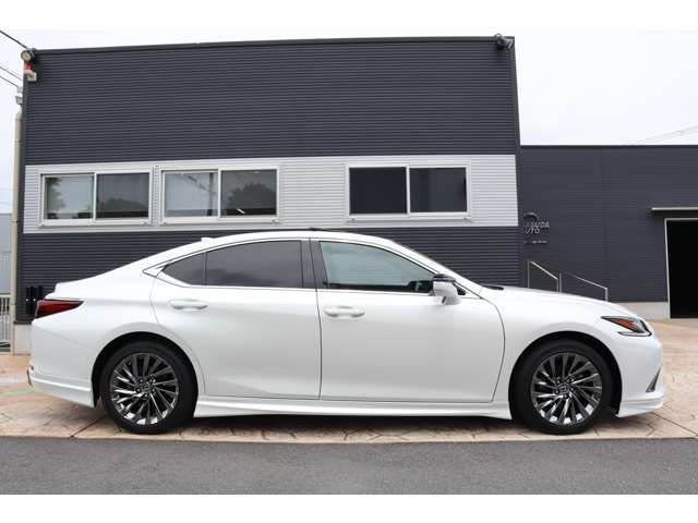 Lexus ES Graceful Escort Pearl White 2023′ 9SUD4