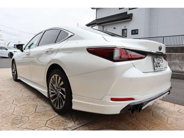 Lexus ES Graceful Escort Pearl White 2023′ 9SUD4