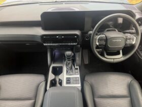 
									TOYOTA Land Cruiser Wagon VX Pearl White 2024′ 9X41Q full								