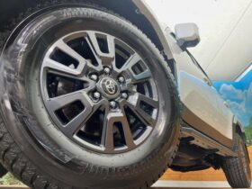 
									TOYOTA Land Cruiser Wagon VX Pearl White 2024′ 9X41Q full								