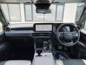 
									TOYOTA Land Cruiser Wagon VX Pearl White 2025′ AC3NX full								