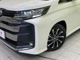 
									TOYOTA Noah S-Z Pearl White 2023′ AGI6B full								