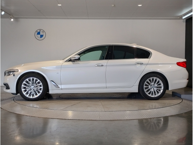 BMW 5 Series 530i Luxury Pearl White 2018′ AML7Y