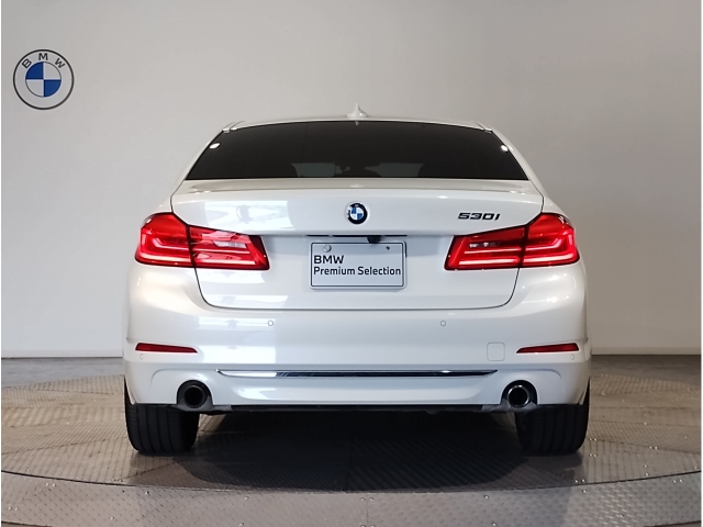 BMW 5 Series 530i Luxury Pearl White 2018′ AML7Y