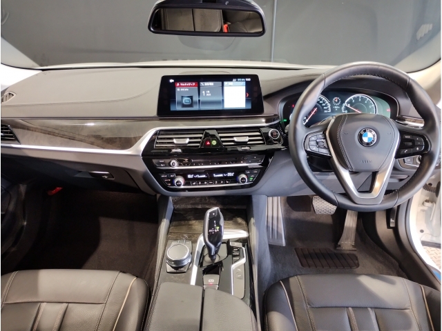 BMW 5 Series 530i Luxury Pearl White 2018′ AML7Y