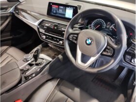 
									BMW 5 Series 530i Luxury Pearl White 2018′ AML7Y full								