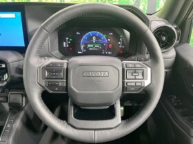 
									TOYOTA Land Cruiser Wagon VX Pearl White 2024′ AMT7J full								