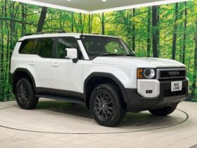 
									TOYOTA Land Cruiser Wagon VX Pearl White 2024′ AMT7J full								