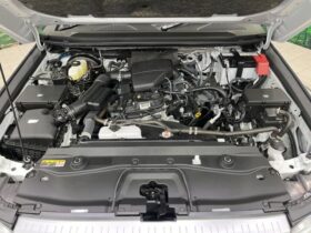 
									TOYOTA Land Cruiser Wagon VX Pearl White 2024′ AMT7J full								