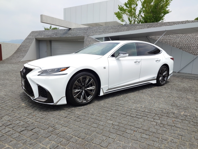 Lexus LS F Sport Pearl White 2019′ AOQCS