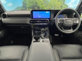 
									TOYOTA Land Cruiser Wagon VX Pearl White 2025′ AOZGM full								