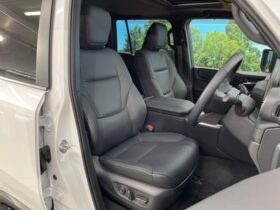 
									TOYOTA Land Cruiser Wagon VX Pearl White 2025′ AOZGM full								