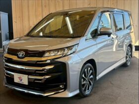 
									TOYOTA Noah S-Z Silver 2023′ AR4GJ full								