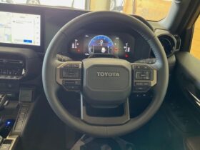 
									TOYOTA Land Cruiser Wagon VX First Edition Gold 2024′ AVF5B full								