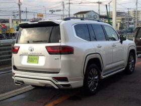 
									TOYOTA Land Cruiser Wagon ZX Pearl White 2023′ AVHE2 full								