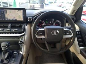 
									TOYOTA Land Cruiser Wagon ZX Pearl White 2023′ AVHE2 full								