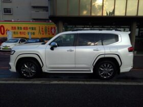 
									TOYOTA Land Cruiser Wagon ZX Pearl White 2023′ AVHE2 full								