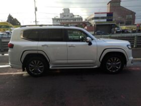 
									TOYOTA Land Cruiser Wagon ZX Pearl White 2023′ AVHE2 full								