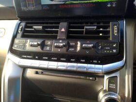 
									TOYOTA Land Cruiser Wagon ZX Pearl White 2023′ AVHE2 full								