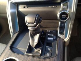 
									TOYOTA Land Cruiser Wagon ZX Pearl White 2023′ AVHE2 full								