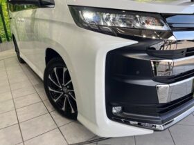 
									TOYOTA Noah S-Z Pearl White 2023′ AXJ8H full								