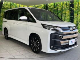 
									TOYOTA Noah S-Z Pearl White 2023′ AXJ8H full								