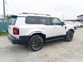 
									TOYOTA Land Cruiser Wagon VX Pearl White 2025′ AXY3P full								