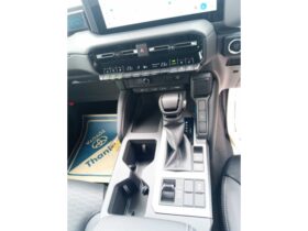 
									TOYOTA Land Cruiser Wagon VX Pearl White 2025′ AXY3P full								
