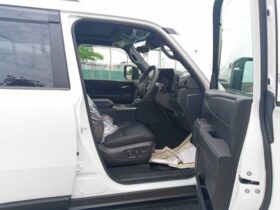 
									TOYOTA Land Cruiser Wagon VX Pearl White 2025′ AXY3P full								