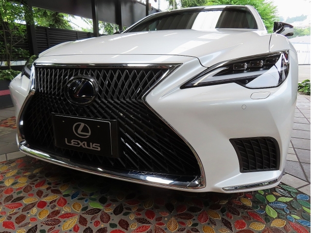 Lexus LS Executive Pearl White 2021′ AZPUX