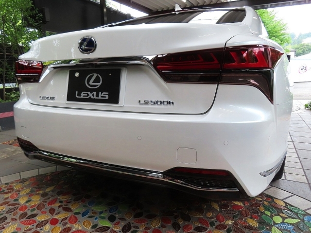 Lexus LS Executive Pearl White 2021′ AZPUX