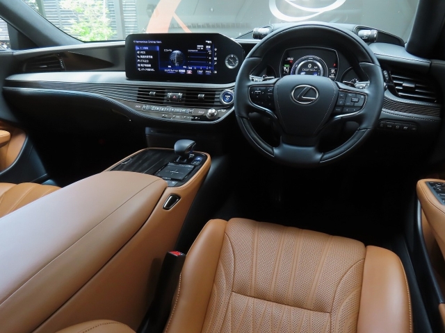 Lexus LS Executive Pearl White 2021′ AZPUX