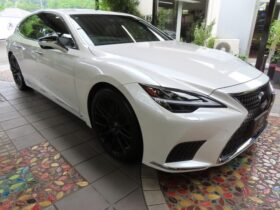 
									Lexus LS Executive Pearl White 2021′ AZPUX full								