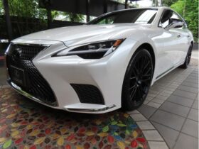 
									Lexus LS Executive Pearl White 2021′ AZPUX full								
