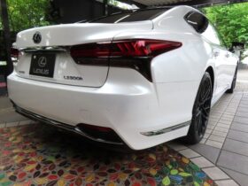 
									Lexus LS Executive Pearl White 2021′ AZPUX full								
