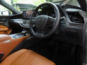 
									Lexus LS Executive Pearl White 2021′ AZPUX full								