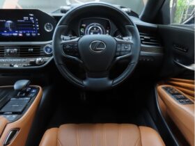
									Lexus LS Executive Pearl White 2021′ AZPUX full								