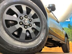 
									TOYOTA Land Cruiser Wagon VX First Edition Gold 2024′ B3ZJT full								