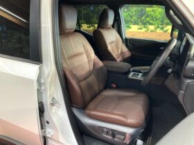
									TOYOTA Land Cruiser Wagon VX Pearl White 2024′ B63NA full								