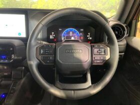 
									TOYOTA Land Cruiser Wagon VX Pearl White 2024′ B63NA full								