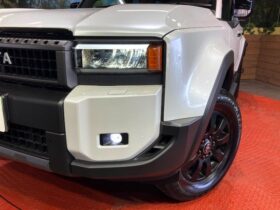 
									TOYOTA Land Cruiser Wagon VX Pearl White 2024′ B63NA full								