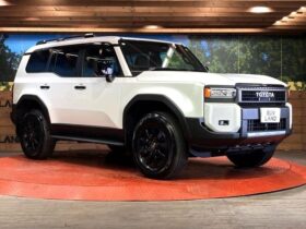 
									TOYOTA Land Cruiser Wagon VX Pearl White 2024′ B63NA full								