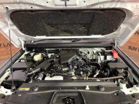 
									TOYOTA Land Cruiser Wagon VX Pearl White 2024′ B63NA full								
